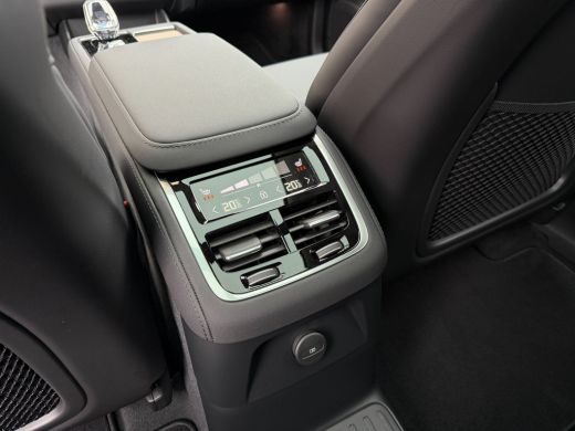Volvo  XC90 2.0 T8 Plug-in hybrid AWD Ultra Dark Luchtvering-Head up-B&W-Pano-21"-Keyless-ACC-360 ActivLease financial lease