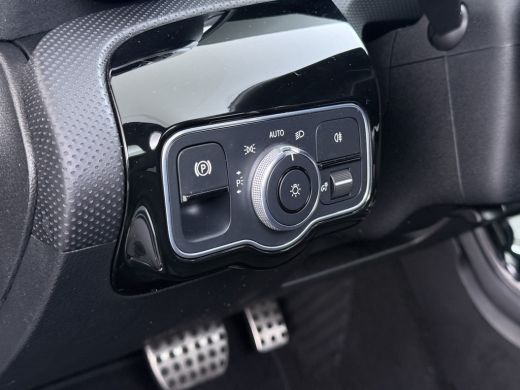 Mercedes-Benz A-Klasse 250e AMG // Panoramadak // Distronic // Carplay // 18" // Nightpakket // All Season Banden // Wid... ActivLease financial lease