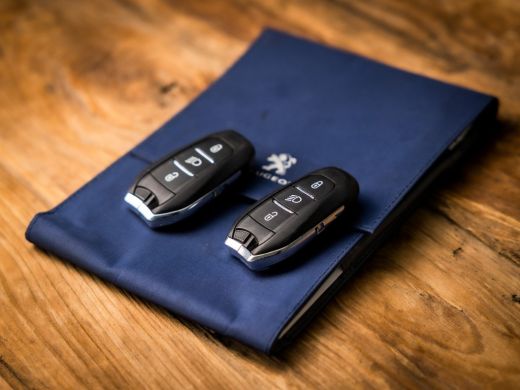 Peugeot 2008 1.2 PureTech Allure Sport (VIRTUAL COCKPIT, APPLE CARPLAY, GROOT NAVI, 360 CAMERA, LEDER, SPORTST... ActivLease financial lease