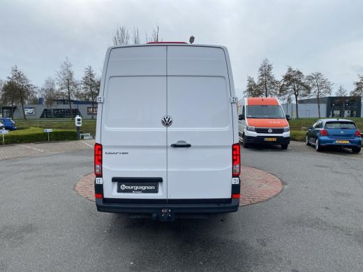 Volkswagen Crafter 35 2.0 TDI L4H3 | 140Pk | Trekhaak  Bijrijdersbank | Navi | Betimmering | PDC | ActivLease financial lease