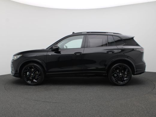 Volkswagen Tiguan 1.5 eHybrid R-Line Edition 272PK DSG Pano-Schuifdak, Black Style, Trekhaak, 20" LM Velgen, Head-U... ActivLease financial lease