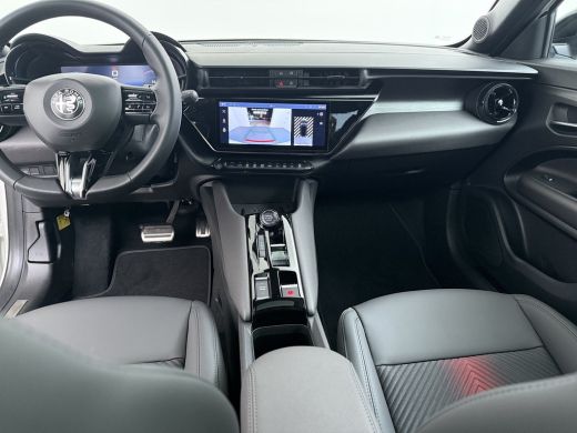 Alfa Romeo Junior Ibrida Speciale | "Spiga" Stoffen/ecoleder bekleding met rode accenten - 6-voudig verstelbare bes... ActivLease financial lease