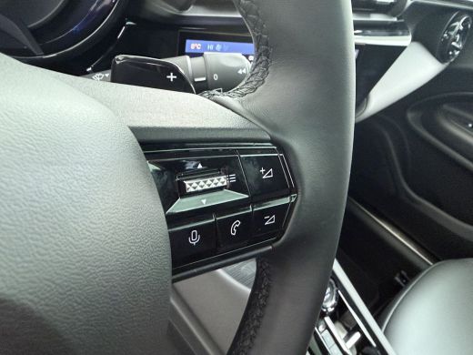 Alfa Romeo Junior Ibrida Speciale | "Spiga" Stoffen/ecoleder bekleding met rode accenten - 6-voudig verstelbare bes... ActivLease financial lease