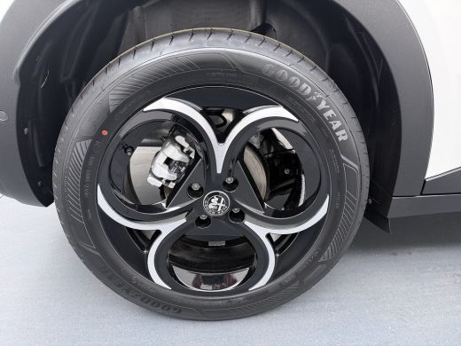 Alfa Romeo Junior Ibrida Speciale | "Spiga" Stoffen/ecoleder bekleding met rode accenten - 6-voudig verstelbare bes... ActivLease financial lease