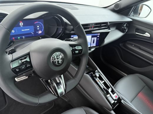 Alfa Romeo Junior Ibrida Speciale | "Spiga" Stoffen/ecoleder bekleding met rode accenten - 6-voudig verstelbare bes... ActivLease financial lease