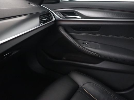 BMW 5 Serie 520i M Sport | Leder | Stoelverwarming | Carplay | 19'' | Sportstoelen | Live Cockpit | Navigatie... ActivLease financial lease