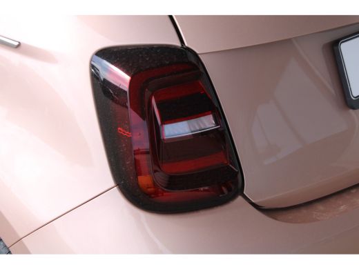 Fiat 500 La Prima | Panoramadak | Lederen bekleding | JBL-audio | 17` lichtmetalen velgen | ActivLease financial lease