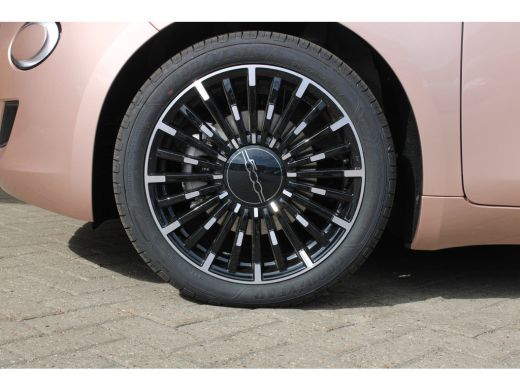 Fiat 500 La Prima | Panoramadak | Lederen bekleding | JBL-audio | 17` lichtmetalen velgen | ActivLease financial lease