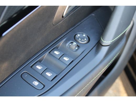 Peugeot 208 Hybrid 100 e-DCS6 GT | Automaat | Navi by app | Camera | Apple carplay | 14.000km | ActivLease financial lease