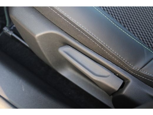 Peugeot 208 Hybrid 100 e-DCS6 GT | Automaat | Navi by app | Camera | Apple carplay | 14.000km | ActivLease financial lease