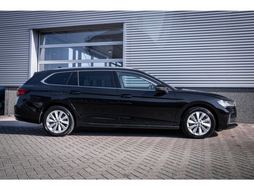 Skoda Superb Combi 1.5 TSI iV First Edition | Achteruitrijcamera | Extra getint glas | Navigatiesysteem ActivLease financial lease