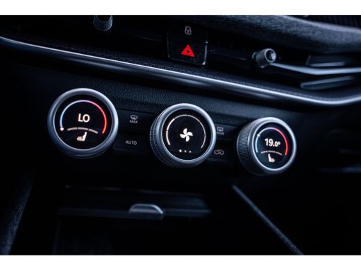 Skoda Superb Combi 1.5 TSI iV First Edition | Achteruitrijcamera | Extra getint glas | Navigatiesysteem ActivLease financial lease