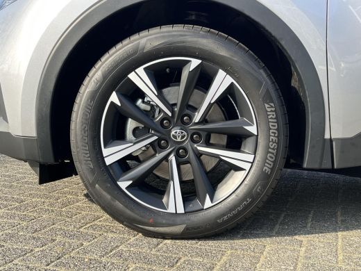 Toyota C-HR 2.0 Plug-in Hybrid 220 Dynamic | Shimmering silver metallic | Nieuw uit voorraad leverbaar | ActivLease financial lease