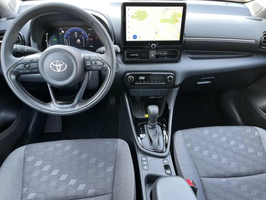 Toyota Yaris 1.5 Hybrid 115 Dynamic | Forest green metallic | Nieuw uit voorraad leverbaar | ActivLease financial lease