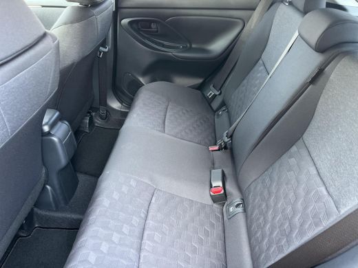 Toyota Yaris 1.5 Hybrid 115 Dynamic | Forest green metallic | Nieuw uit voorraad leverbaar | ActivLease financial lease