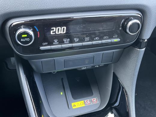 Toyota Yaris 1.5 Hybrid 115 Dynamic | Forest green metallic | Nieuw uit voorraad leverbaar | ActivLease financial lease