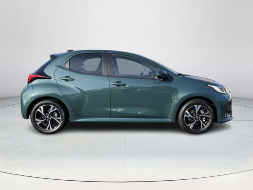Toyota Yaris 1.5 Hybrid 115 Dynamic | Forest green metallic | Nieuw uit voorraad leverbaar | ActivLease financial lease
