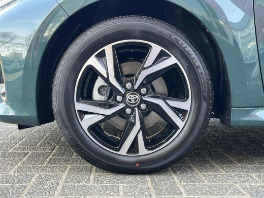 Toyota Yaris 1.5 Hybrid 115 Dynamic | Forest green metallic | Nieuw uit voorraad leverbaar | ActivLease financial lease