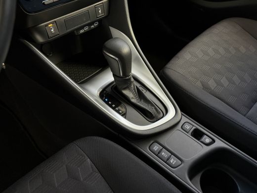 Toyota Yaris 1.5 HYBRID STOEL/STUUR VERW CARPLAY CAMERA LMV ADAP.CRUISE ✅ Top Auto's Wijchen , Al 30 Jaar verk... ActivLease financial lease