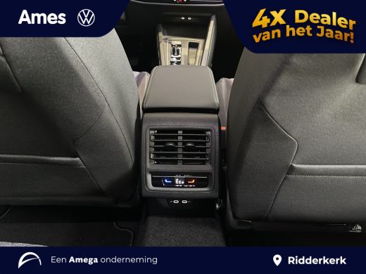 Volkswagen Golf Life Edition 1.5 eHybrid 204 PK | Private lease vanaf &euro;489,- | Automaat | Sfeerverlichting | 17''... ActivLease financial lease