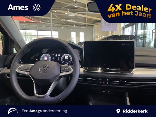 Volkswagen Golf Life Edition 1.5 eHybrid 204 PK | Private lease vanaf &euro;489,- | Automaat | Sfeerverlichting | 17''... ActivLease financial lease
