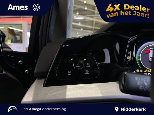 Volkswagen Golf Life Edition 1.5 eHybrid 204 PK | Private lease vanaf &euro;489,- | Automaat | Sfeerverlichting | 17''... ActivLease financial lease