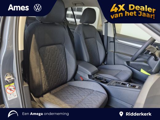 Volkswagen Golf Life Edition 1.5 eHybrid 204 PK | Private lease vanaf &euro;489,- | Automaat | Sfeerverlichting | 17''... ActivLease financial lease