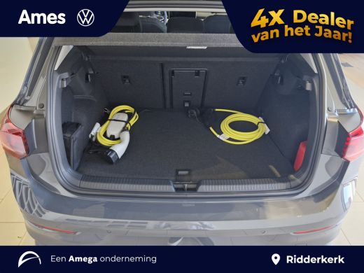 Volkswagen Golf Life Edition 1.5 eHybrid 204 PK | Private lease vanaf &euro;489,- | Automaat | Sfeerverlichting | 17''... ActivLease financial lease