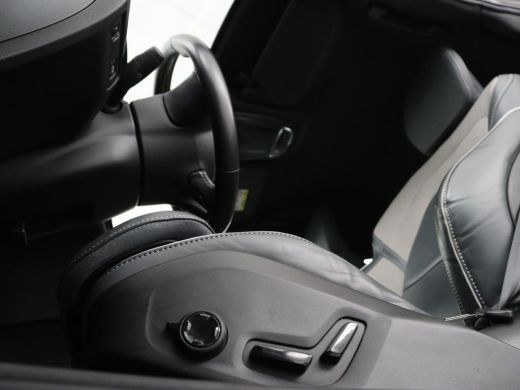 Volvo  V60 2.0 B4 R-Design | Stoelverwarming | Adaptive cruise | Carplay | Camera | Keyless | Navigatie | Ha... ActivLease financial lease