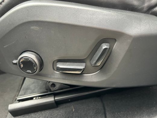 Volvo  XC60 T6 Plus Dark Recharge Plug-In Hybrid AWD | Pano | Memory | 360 camera | Verwarmde voorruit | BLIS... ActivLease financial lease