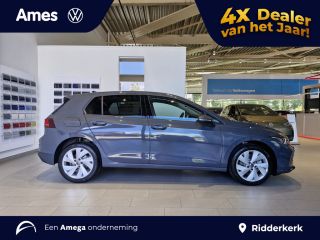 Volkswagen Golf Life Edition 1.5 eHybrid 204 PK | Private lease vanaf &euro;489,- | Automaat | Sfeerverlichting | 17''...