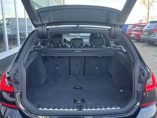 BMW 3 Serie Touring 318i Business Edition | M Pakket | Sfeerverlichting | Apple Carplay | Parkeercamera ActivLease financial lease