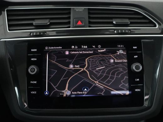 Volkswagen Tiguan 1.5 TSI Life Business | Panoramadak | Trekhaak | Camera | Virtual Cockpit | Park Assist | Adaptiv... ActivLease financial lease