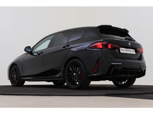 BMW 1 Serie 120 M Sport Automaat / Panoramadak / Trekhaak / Sportstoelen / Achteruitrijcamera / M Adaptief on... ActivLease financial lease