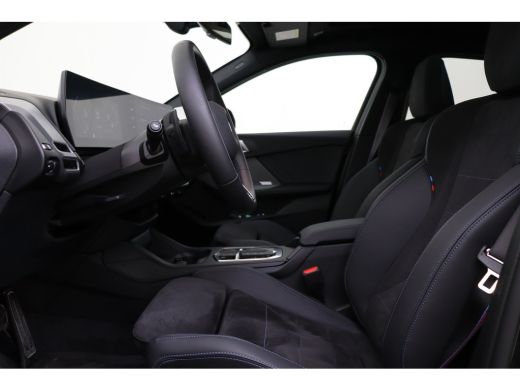 BMW 1 Serie 120 M Sport Automaat / Panoramadak / Trekhaak / Sportstoelen / Achteruitrijcamera / M Adaptief on... ActivLease financial lease