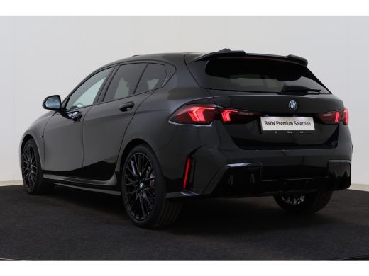 BMW 1 Serie 120 M Sport Automaat / Panoramadak / Trekhaak / Sportstoelen / Achteruitrijcamera / M Adaptief on... ActivLease financial lease