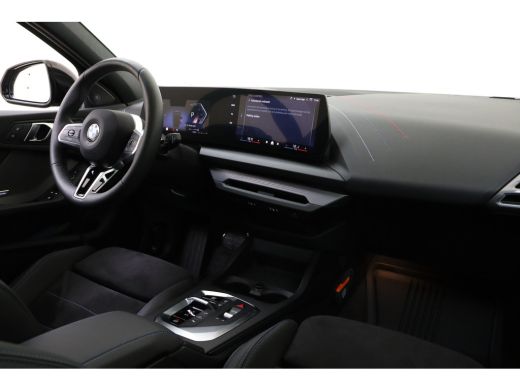 BMW 1 Serie 120 M Sport Automaat / Panoramadak / Trekhaak / Sportstoelen / Achteruitrijcamera / M Adaptief on... ActivLease financial lease