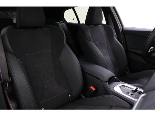 BMW 1 Serie 120 M Sport Automaat / Panoramadak / Trekhaak / Sportstoelen / Achteruitrijcamera / M Adaptief on... ActivLease financial lease