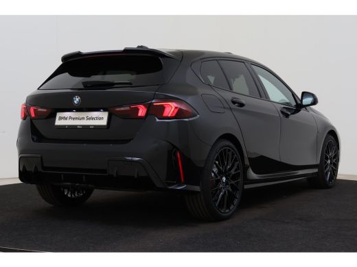 BMW 1 Serie 120 M Sport Automaat / Panoramadak / Trekhaak / Sportstoelen / Achteruitrijcamera / M Adaptief on... ActivLease financial lease