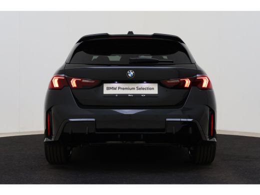 BMW 1 Serie 120 M Sport Automaat / Panoramadak / Trekhaak / Sportstoelen / Achteruitrijcamera / M Adaptief on... ActivLease financial lease