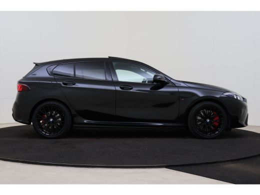 BMW 1 Serie 120 M Sport Automaat / Panoramadak / Trekhaak / Sportstoelen / Achteruitrijcamera / M Adaptief on... ActivLease financial lease
