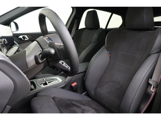 BMW 1 Serie 120 M Sport Automaat / Panoramadak / Trekhaak / Sportstoelen / Achteruitrijcamera / M Adaptief on... ActivLease financial lease