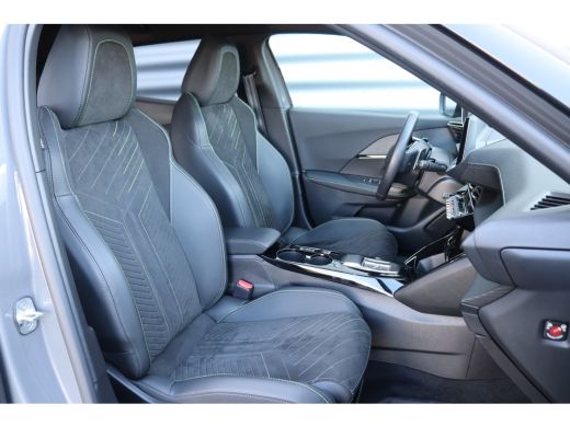 Peugeot 2008 1.2 PURETECH 130PK GT PACK AUTOMAAT / NAVI / LEDER / CLIMA / LED / PDC / 17" LMV / KEYLESS / ALCA... ActivLease financial lease