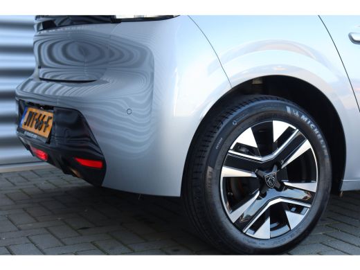 Peugeot 208 1.2 PURETECH 100PK ALLURE AUTOMAAT / NAVI / LEDER / CLIMA / PDC / 16" LMV / CAMERA / WINTERPAKKET... ActivLease financial lease