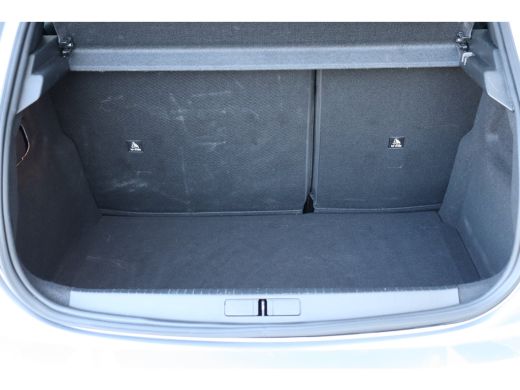 Peugeot 208 1.2 PURETECH 100PK ALLURE AUTOMAAT / NAVI / LEDER / CLIMA / PDC / 16" LMV / CAMERA / WINTERPAKKET... ActivLease financial lease