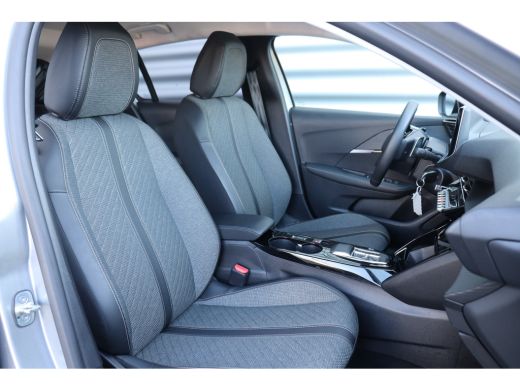 Peugeot 208 1.2 PURETECH 100PK ALLURE AUTOMAAT / NAVI / LEDER / CLIMA / PDC / 16" LMV / CAMERA / WINTERPAKKET... ActivLease financial lease