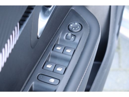 Peugeot 208 1.2 PURETECH 100PK ALLURE AUTOMAAT / NAVI / LEDER / CLIMA / PDC / 16" LMV / CAMERA / WINTERPAKKET... ActivLease financial lease