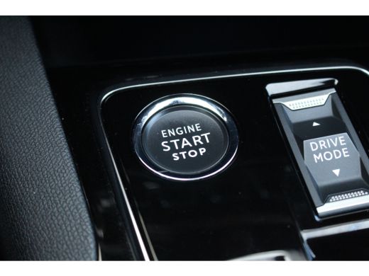 Peugeot 3008 1.6 HYbrid4 300 GT | Pano | Drive Assist | DAB | Keyless | Dodehoeksens. | Navi | Carplay | Pano ... ActivLease financial lease