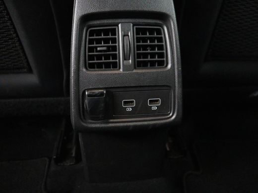 Renault Captur 1.3 TCe 140 Intens | Automaat | Camera | Carplay | Keyless | Navigatie | Full LED | 17'' | Climat... ActivLease financial lease