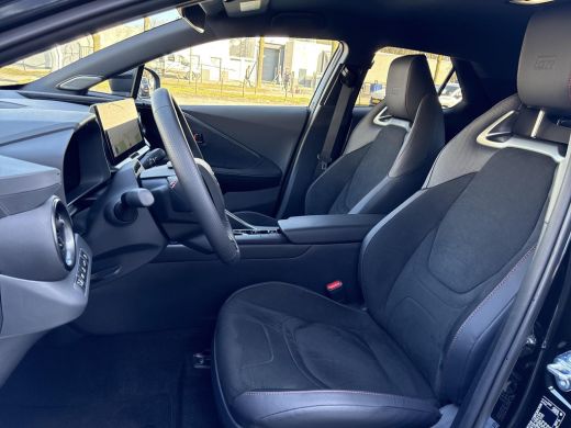 Toyota C-HR 2.0 Plug-in Hybrid 220 Black Edition **GEHEUGENSTOEL/ DODEHOEK DETECTIE/ PARKEERSENSOREN** ActivLease financial lease